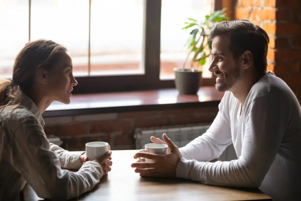 Homme et femme attentifs l'un à l'autre durant une conversation