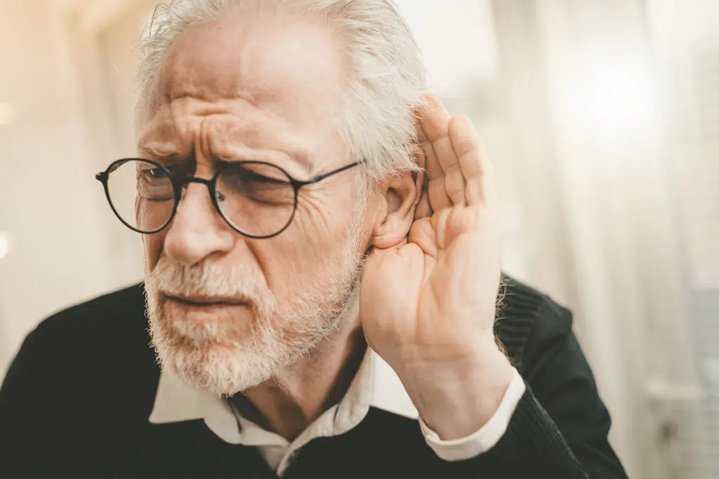 Homme âgé entend des sons