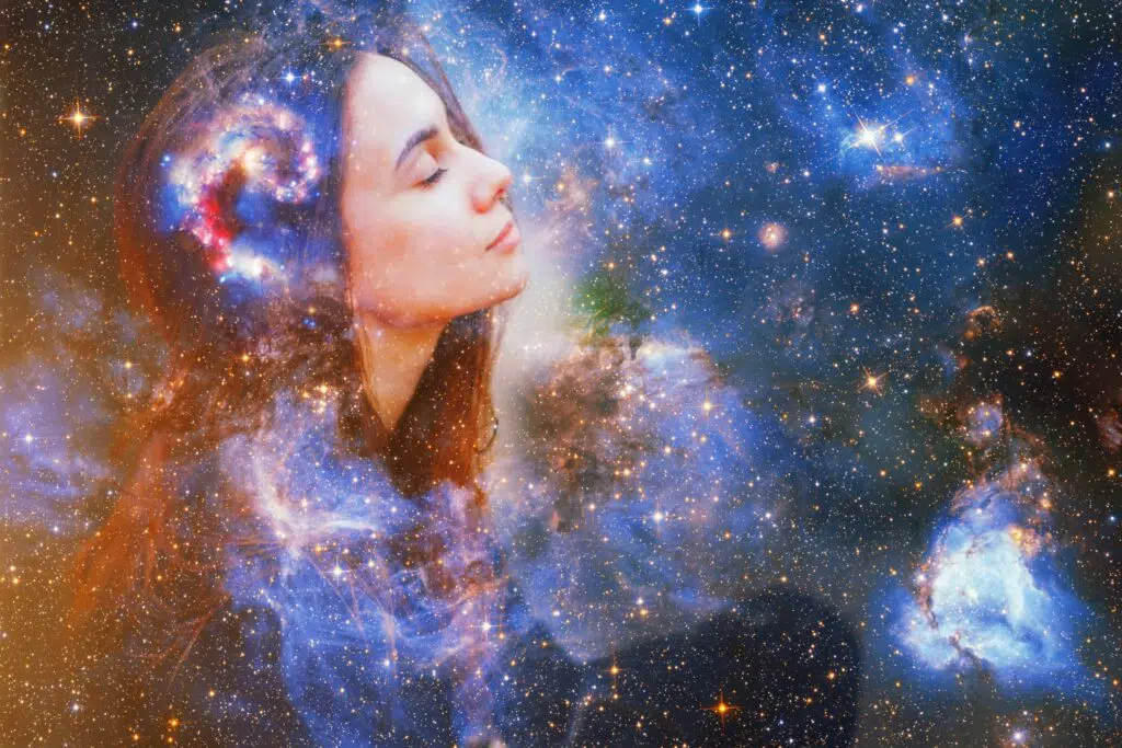 Double exposition d'une femme et d'une galaxie. La femme ferme les yeux dans un état de conscience.