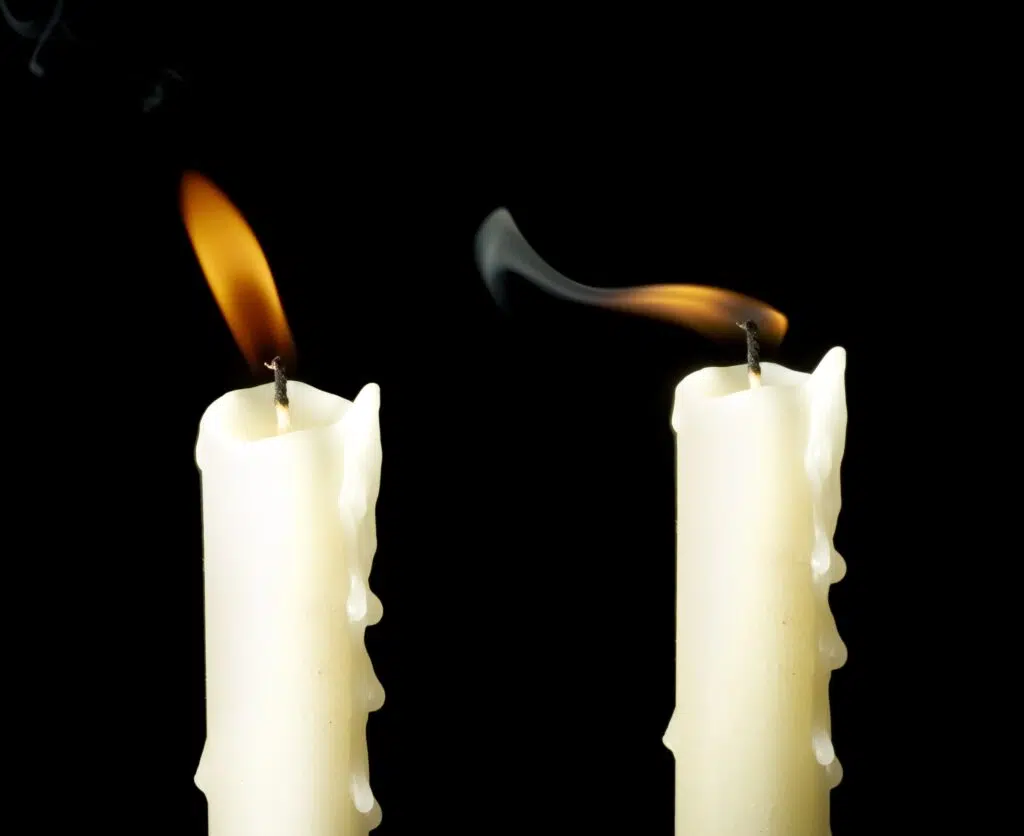 Deux bougies dont les flammes ont différents comportements.
