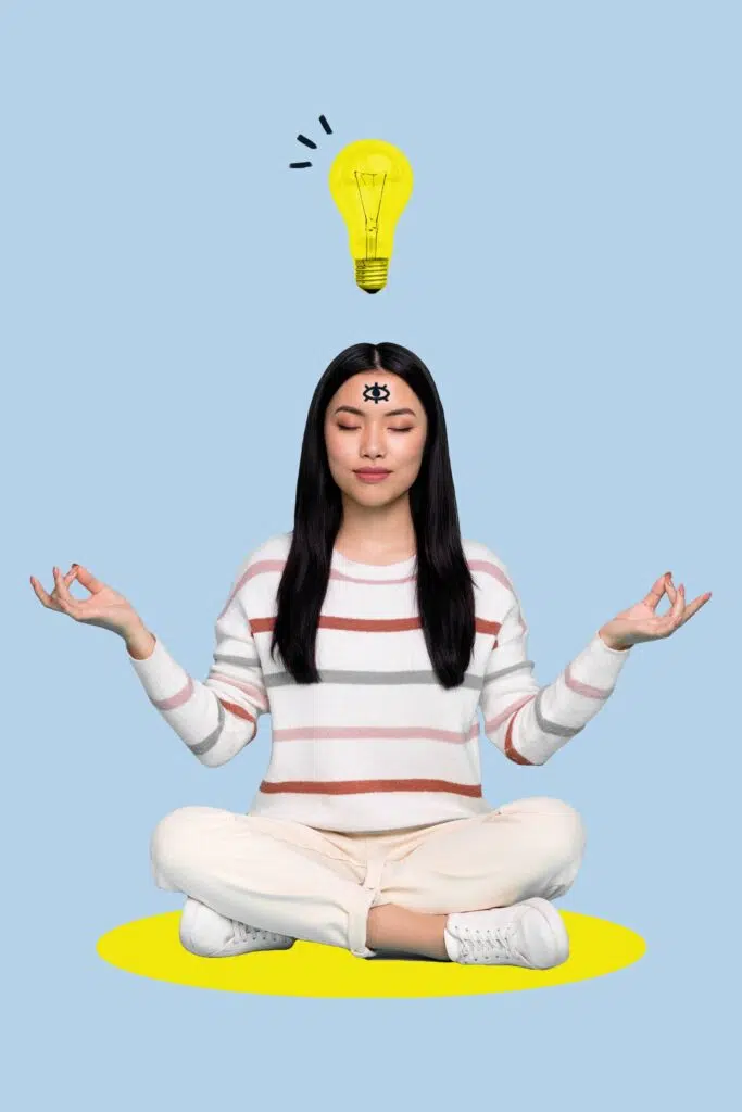 Une femme en position de méditation avec une ampoule allumée au dessus de sa tête et un troisième œil sur son front.