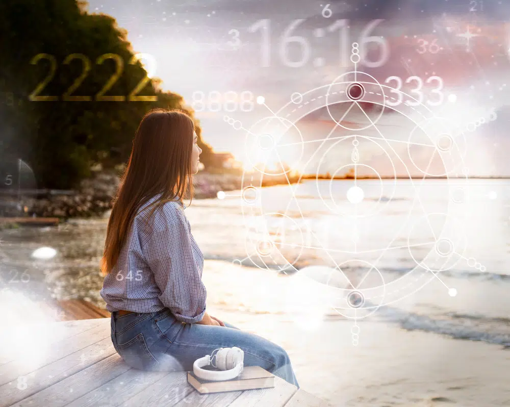 jeune femme assise sur une jetée qui regarde la mer, avec des symboles de numérologie 